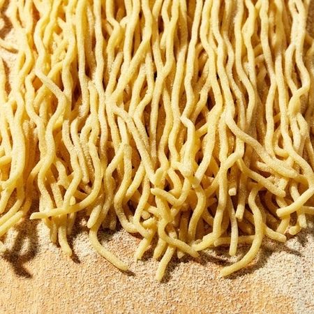 Eine Ansammlung von Spaghetti auf einer Holzfläche