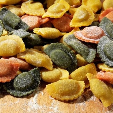 Nahaufnahme und Zubereitung von Panzarotti (Sorte: Mix) auf einem Holzbrett