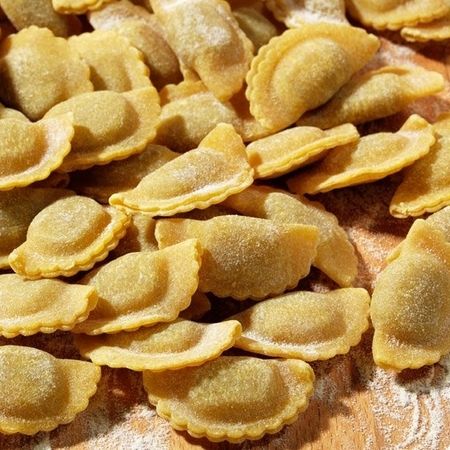 Nahaufnahme und Zubereitung von Panzarotti auf einem Holzbrett