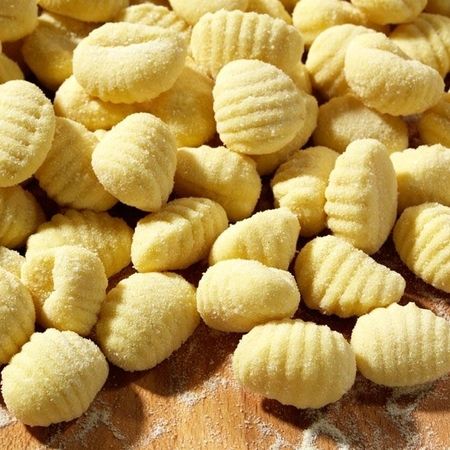 Gnocchi auf einem bemehlten Holzbrett