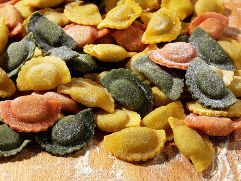 Nahaufnahme und Zubereitung von Panzarotti (Sorte: Mix) auf einem Holzbrett