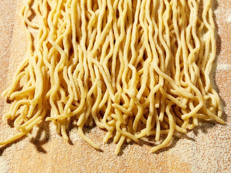 Eine Ansammlung von Spaghetti auf einer Holzfläche